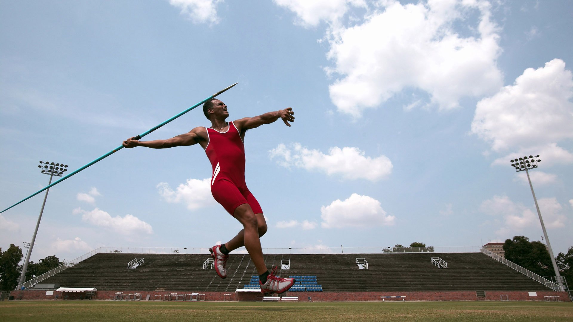 北美风暴眼，独行侠硬仗破狼，世界杯前夜的篮球启示