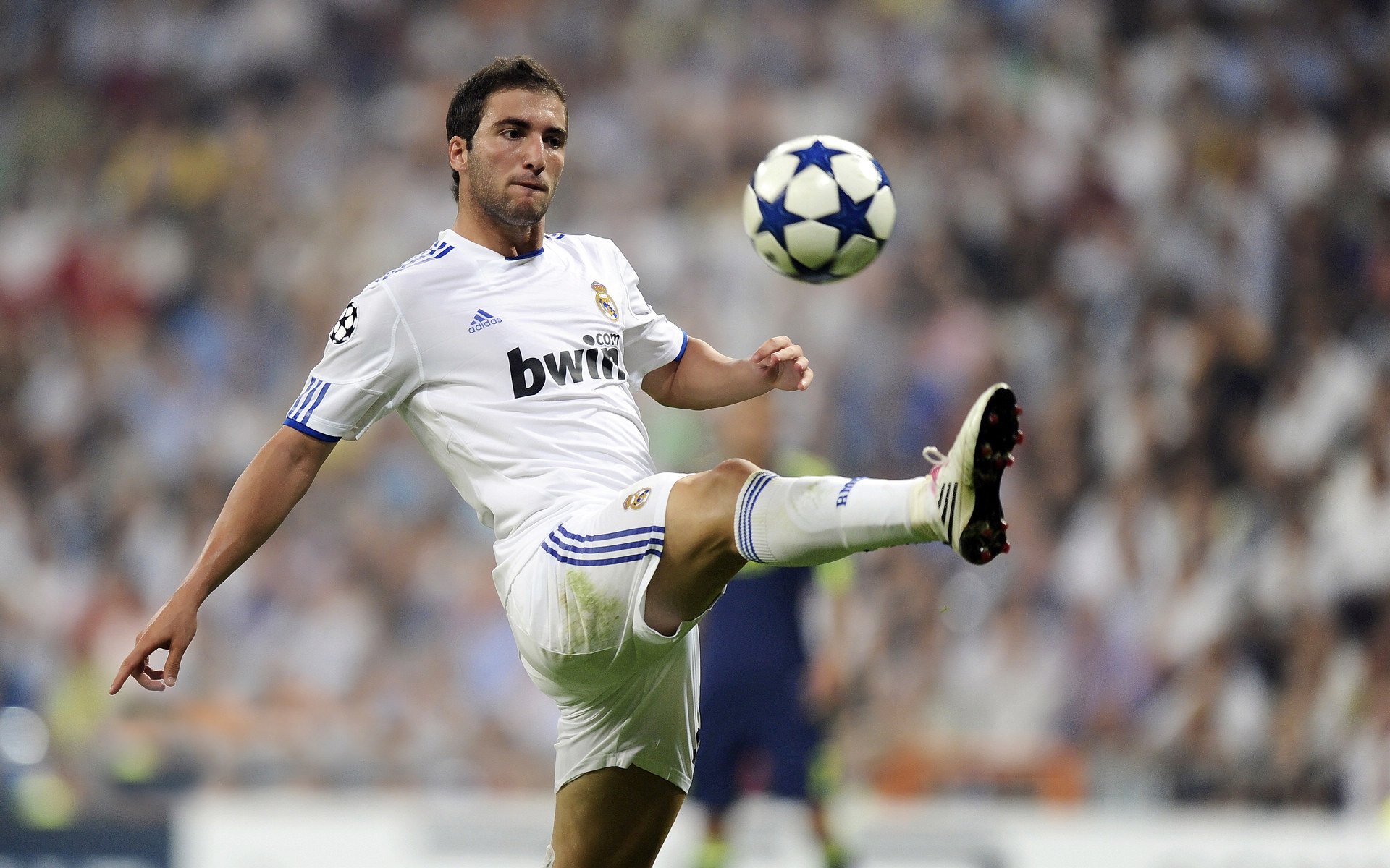 萨内点燃赛场，切尔西对阵莱比锡红牛的唯一性之战